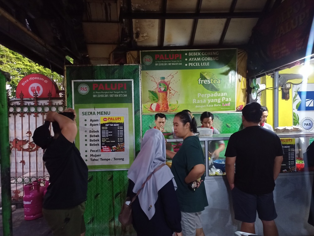 Tidak hanya menyediakan bebek goreng, namun juga ayam, lele, dan mujair.