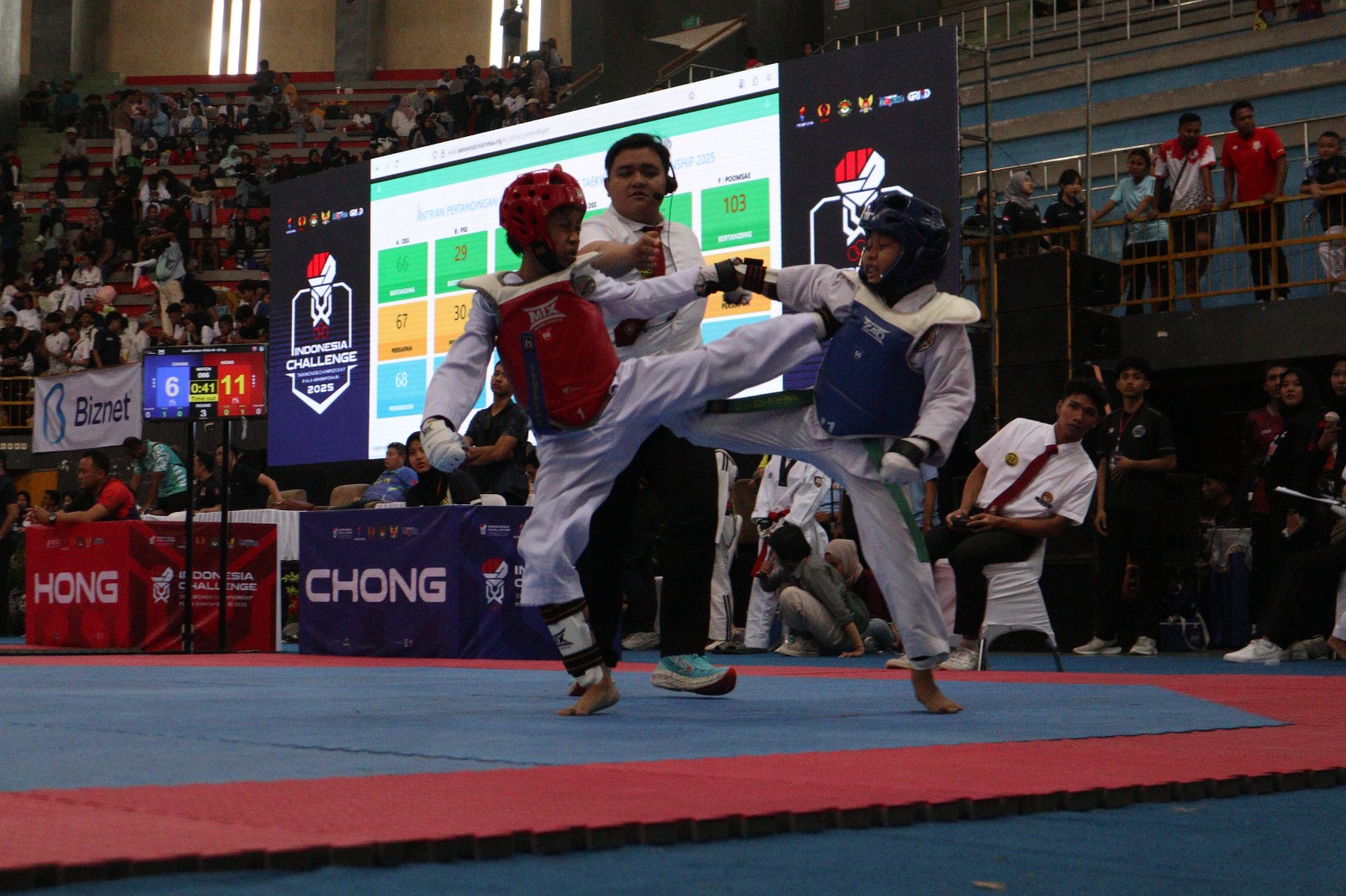 SENGIT: Peserta Indonesia Challenge Taekwondo Championship Piala Kemenpora 2025 bertanding dengan semangat.
