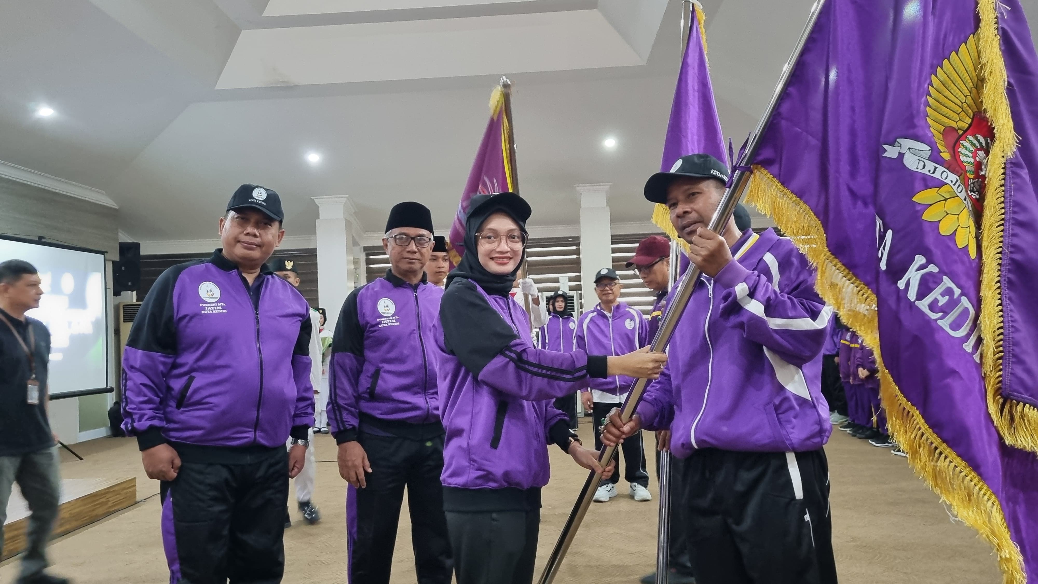 Wali Kota Kediri Vinanda melepas ratusan atlet Kontingen Porseni Madrasah Jatim.