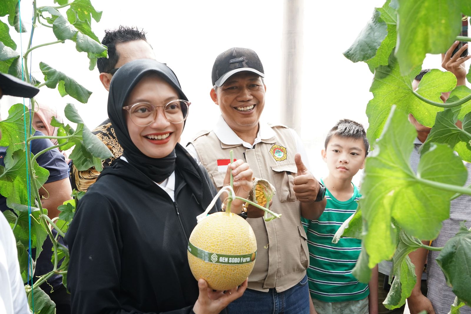 Wali Kota Kediri Vinanda Prameswati ikuti petik melon perdana di GEN SOBO Farm Burengan.