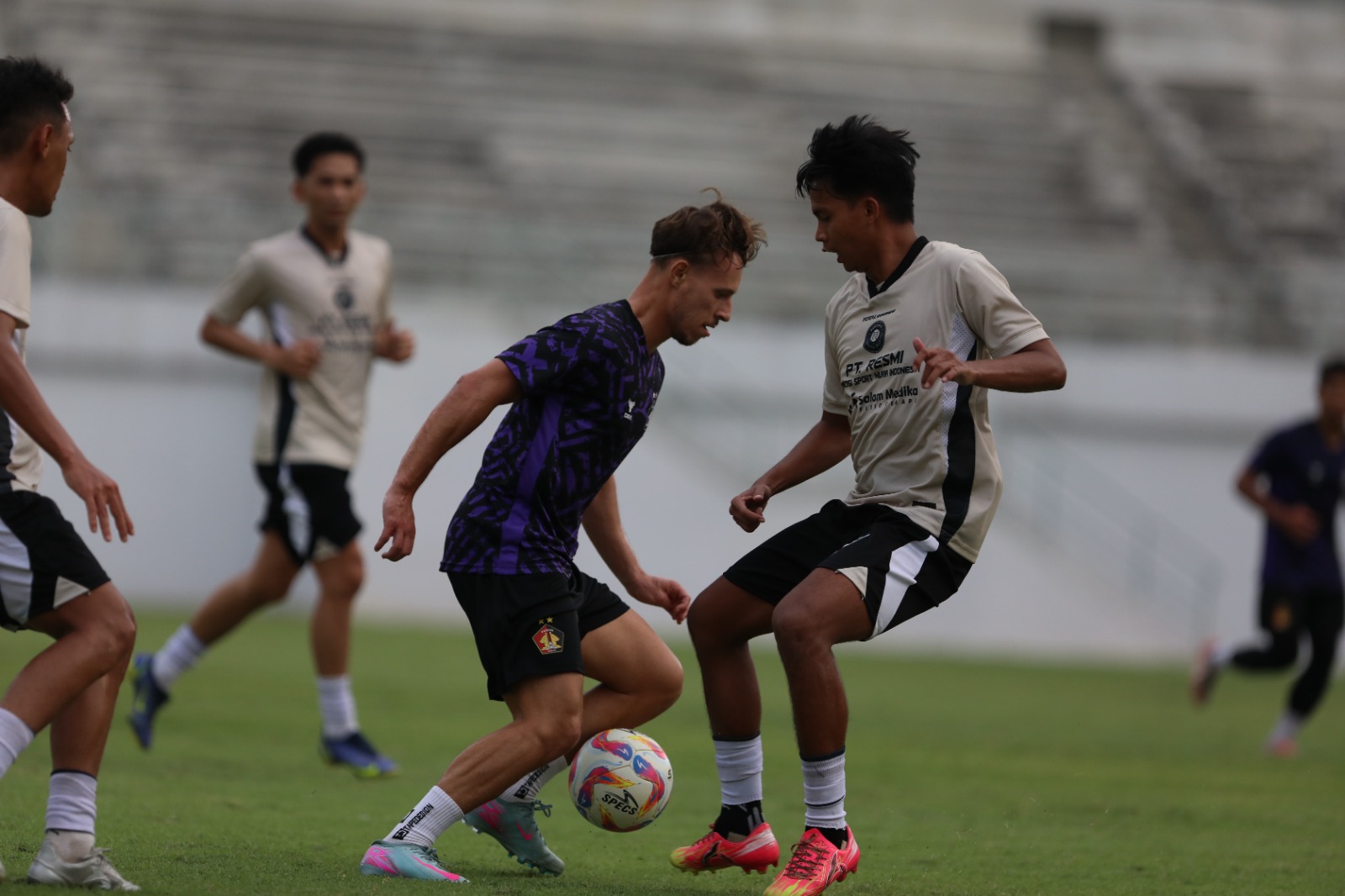 Pedro Matos, pemain anyar Persik Kediri saat uji coba dengan Persiku Kudus.