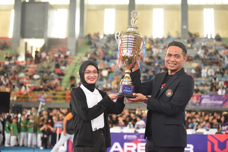 Wali Kota Kediri Vinanda Prameswati menyerahkan trofi Indonesia Challenge Taekwondo Championship Piala Kemenpora RI secara simbolis kepada Joko Arianto, panitia acara.