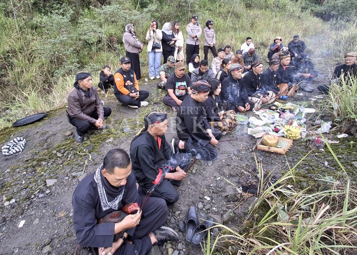 TRADISI: Warga Ngancar gelar Larung sesaji di kawasan Kawah Gunung Kelud.