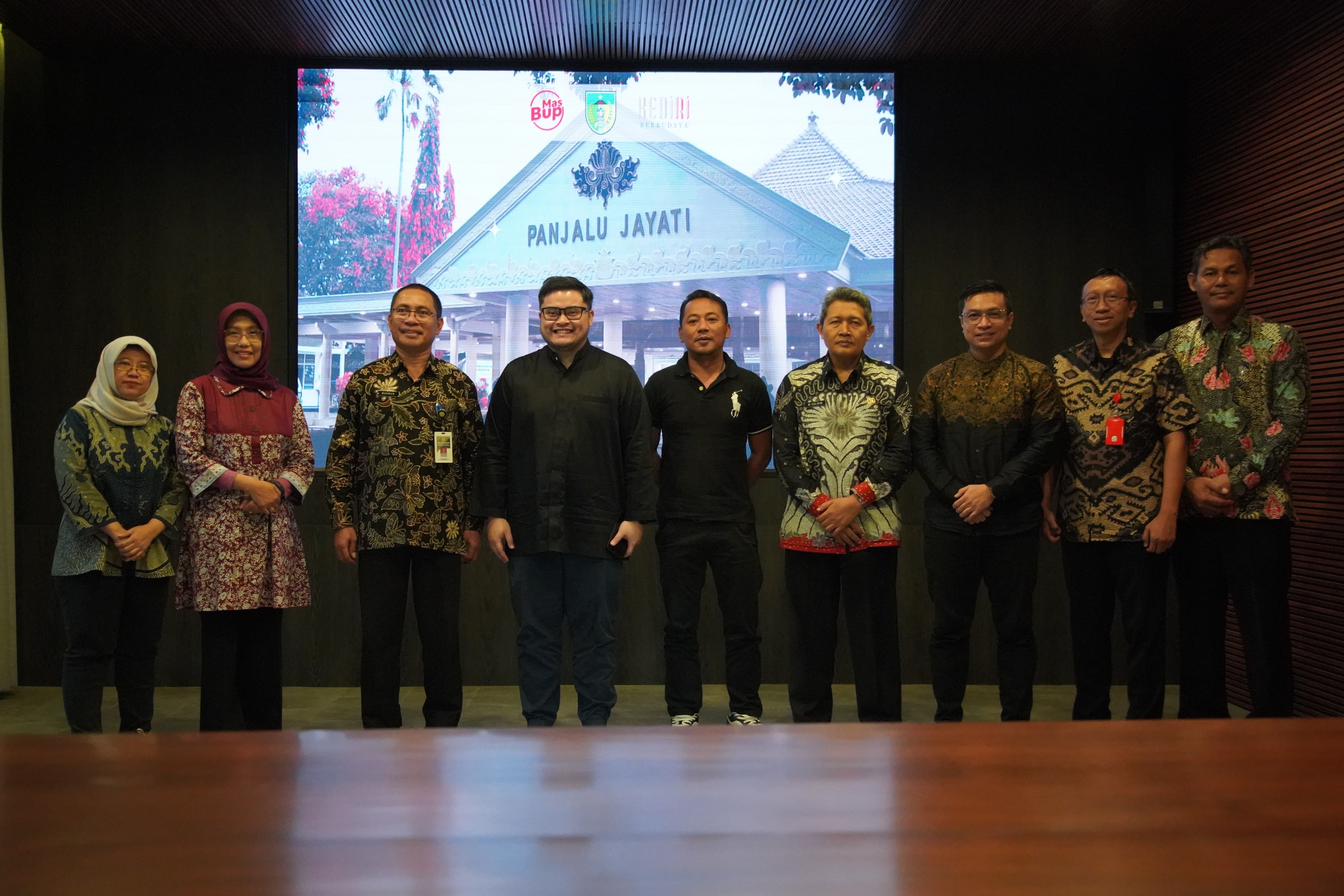 Bupati Kediri Hanindhito Himawan Pramana (4 dari kiri) bersama para pejabat usai memimpin pertemuan dengan Direktur Hilirisasi Hasil Peternakan Kementerian Pertanian Makmun dan investor di Pemkab.