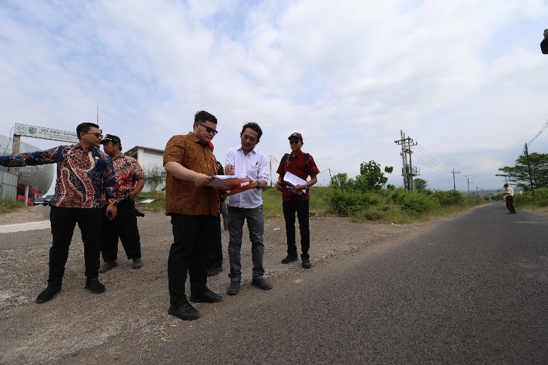 Bupati Kediri Hanindhito Himawan Pramana mengecek kondisi jalan di depan stadion yang akan dibangun Juli ini (3/7).