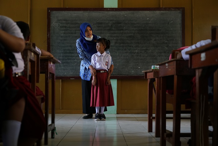 kini sekolah swasta pun bisa mendapatkan guru ASN (Aparatur Sipil Negara) dari pemerintah.