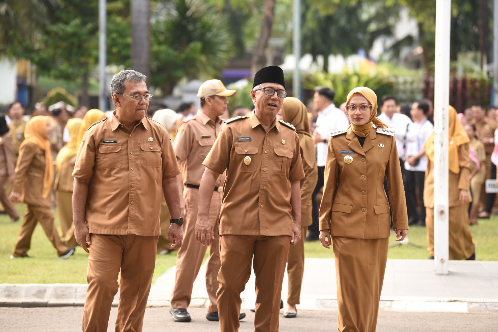 Dari kanan, Wali Kota Kediri Vinanda Prameswati, Wawali Qowimuddin, dan Sekda Bagus Alit usai memimpin apel pagi di halaman Balai Kota Kediri.