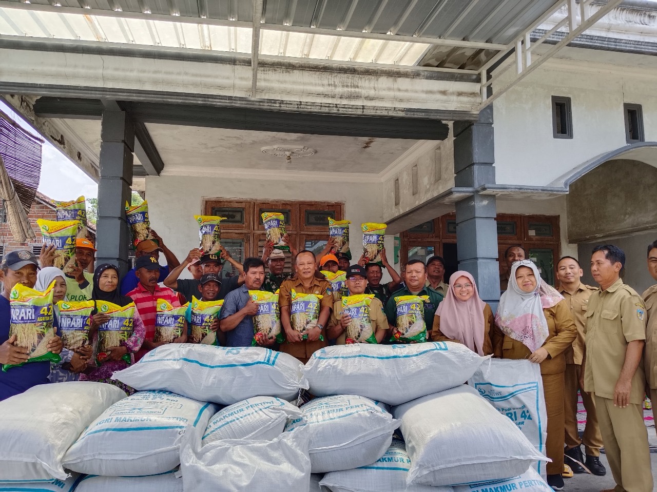 Petani bersiap mendistribusikan bantuan benih yang didapat dari Dispertabun Kabupaten Kediri.