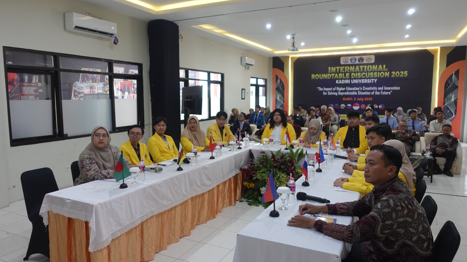 Mahasiswa Universitas Kadiri prospek dunia kerja.