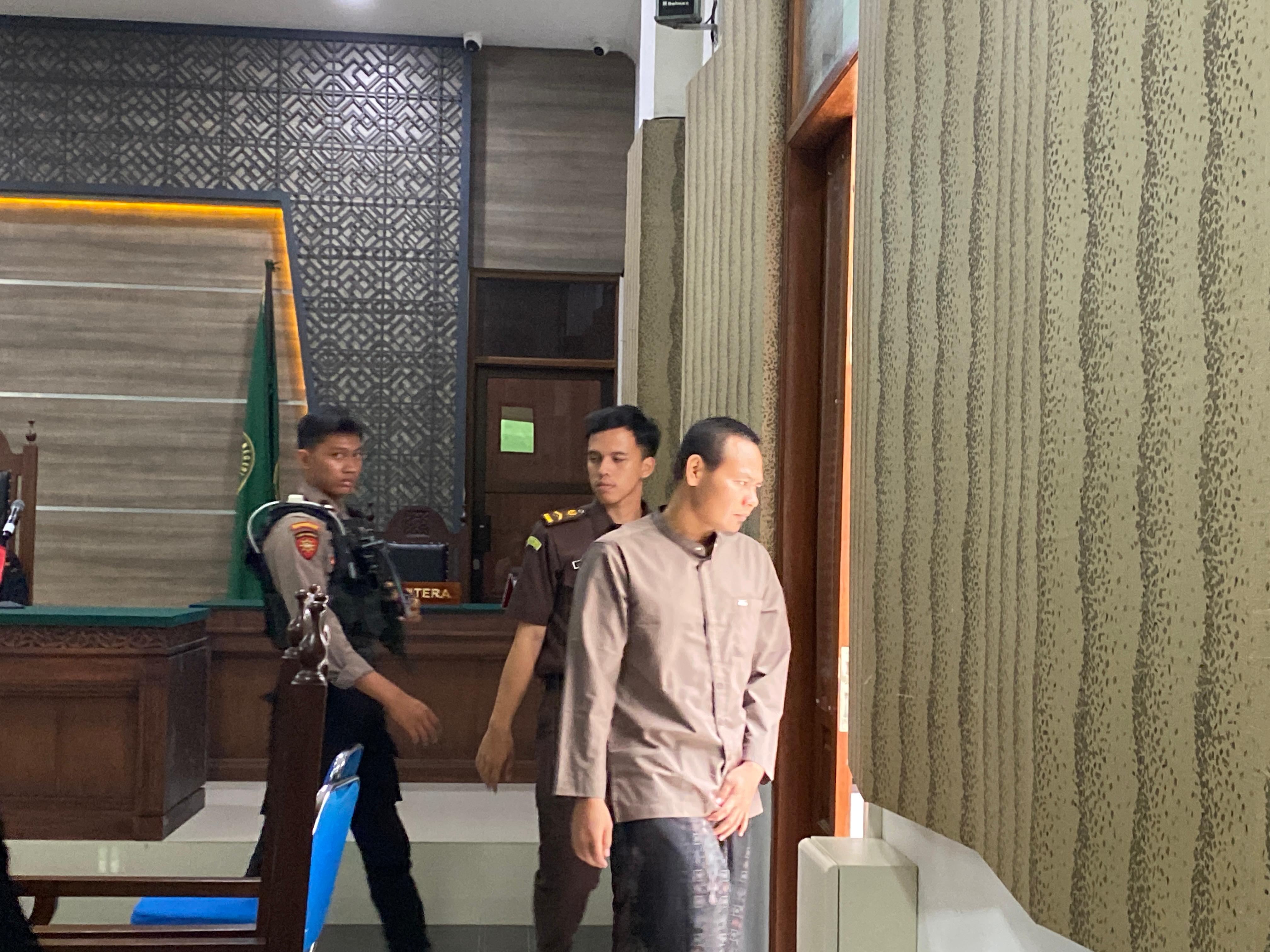 Antok meninggalkan ruang sidang.