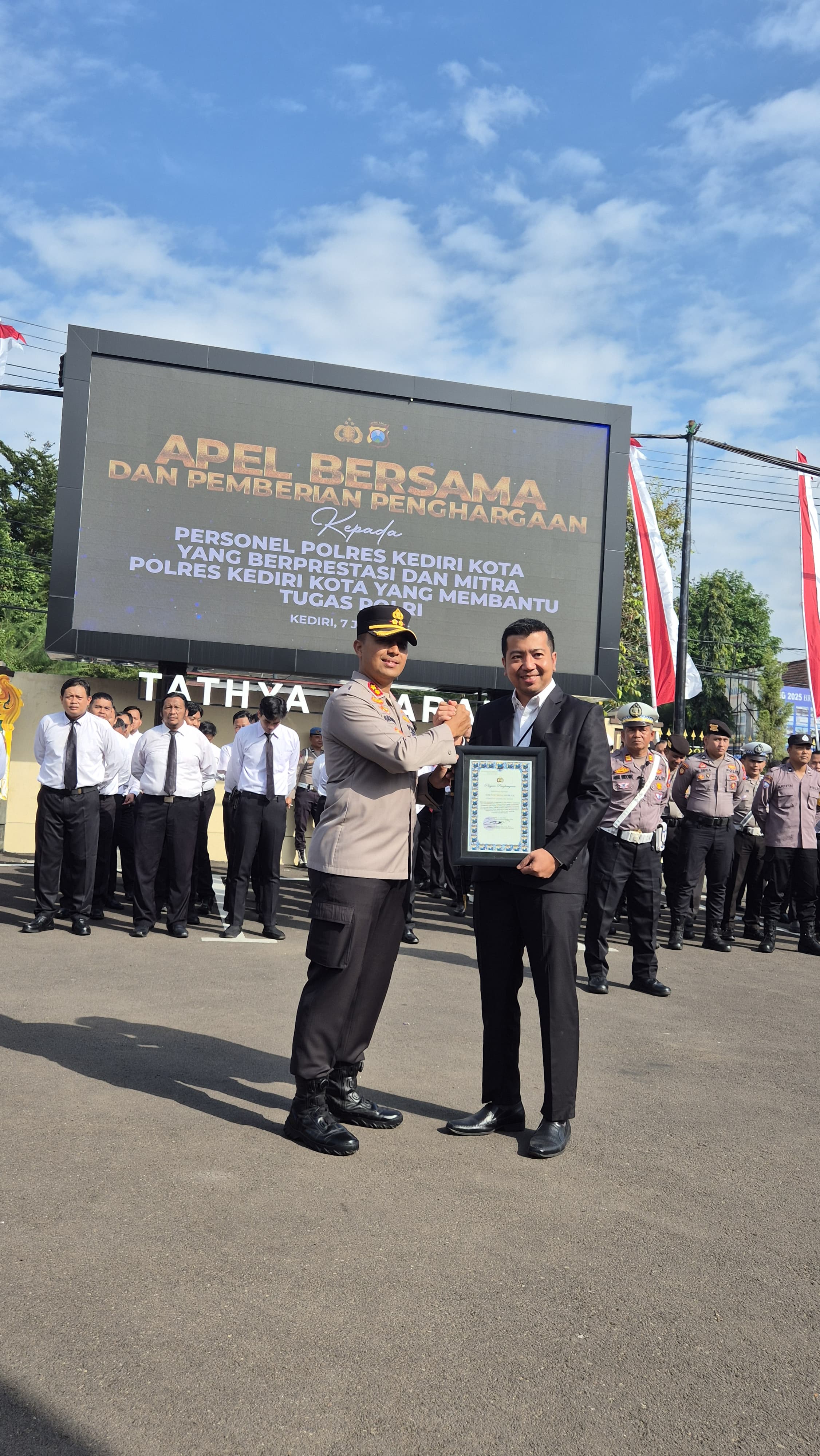 Pemimpin Cabang BRI Kediri Adri Wiryawan Hasan menerima penghargaan dari Kapolres Kediri Kota AKBP Bramastyo Priaji.