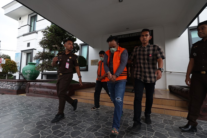 Aries Susanto (belakang), mantan Relationship Manager BRI Cabang Pare digelandang petugas Kejari Kabupaten Kediri ke mobil tahanan bersama Oon Sutikno dan Sudarmanto setelah kemarin jadi tersangka.