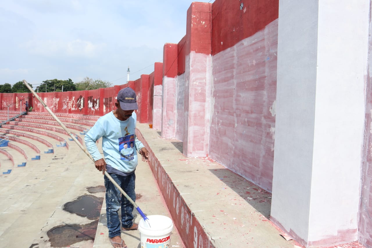 Pekerja sedang mengecat tribun Stadion Brawijaya.