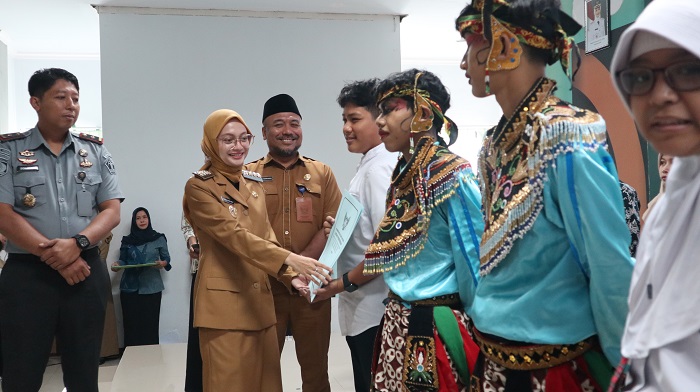 Wali Kota Vinanda Prameswati menyerahkan ijazah kepada peserta program kejar paket di aula Dinas Pendidikan Kota Kediri kemarin. Dia menargetkan ATS bisa nol.