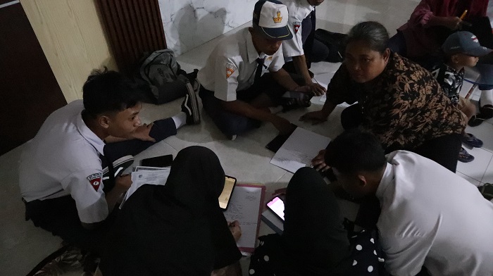 Para siswa lulusan SMP yang mendatangi kantor Cabdindik Kediri.