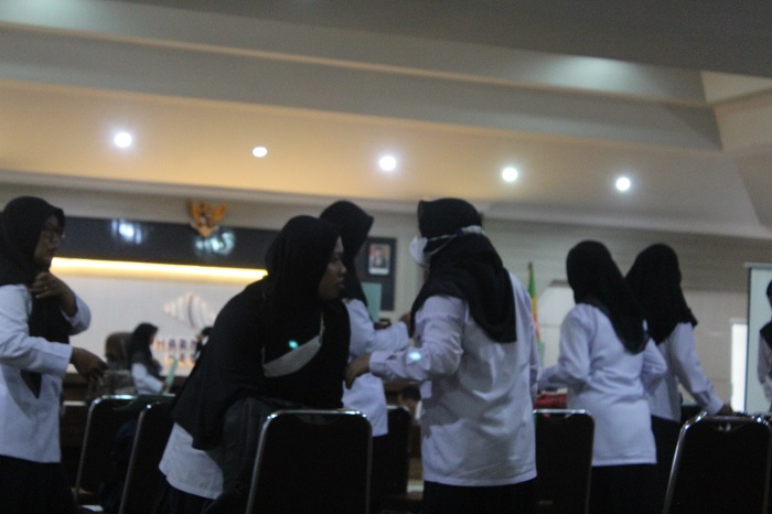 Ratusan guru honorer kategori R4 non-database di Provinsi Lampung masih belum mendapatkan kejelasan soal pengangkatan sebagai Pegawai Pemerintah dengan Perjanjian Kerja (PPPK).