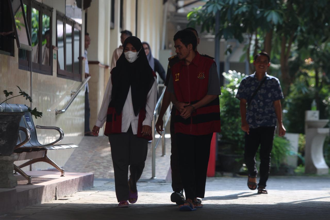 KOOPERATIF: Kedua terdakwa suami istri berjalan di Pengadilan Negeri Kabupaten Kediri.