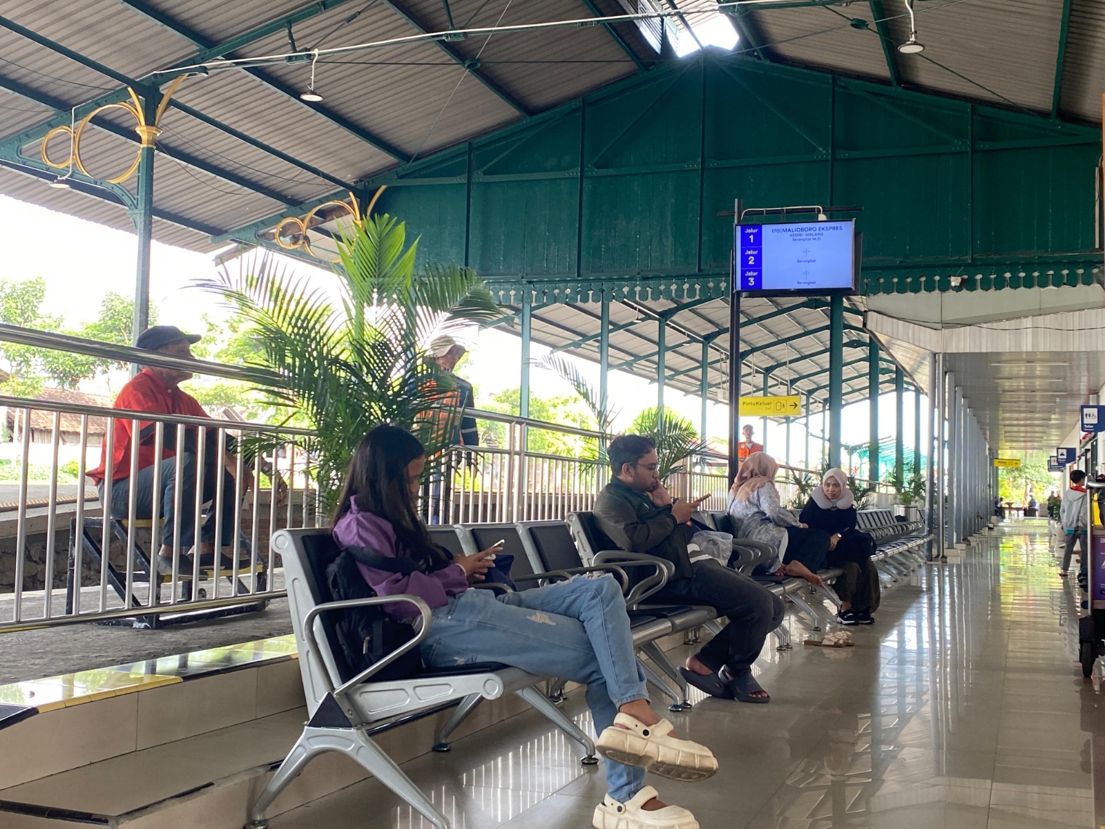 MELONJAK: Penumpang menunggu Kereta Api di Stasiun Kediri.