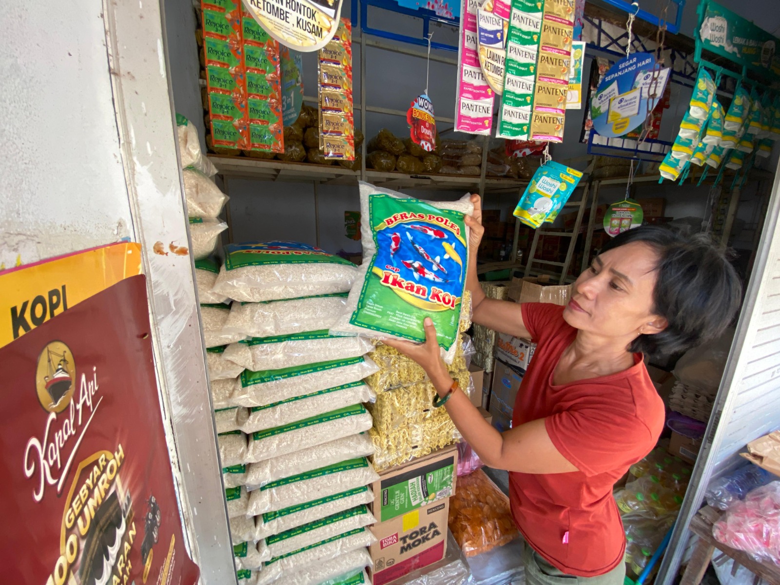 NAIK LAGI: Pedagang beras di Pasar Pahing menunjukkan beras premium yang kini harganya tembus Rp 16 ribu per kilogram.