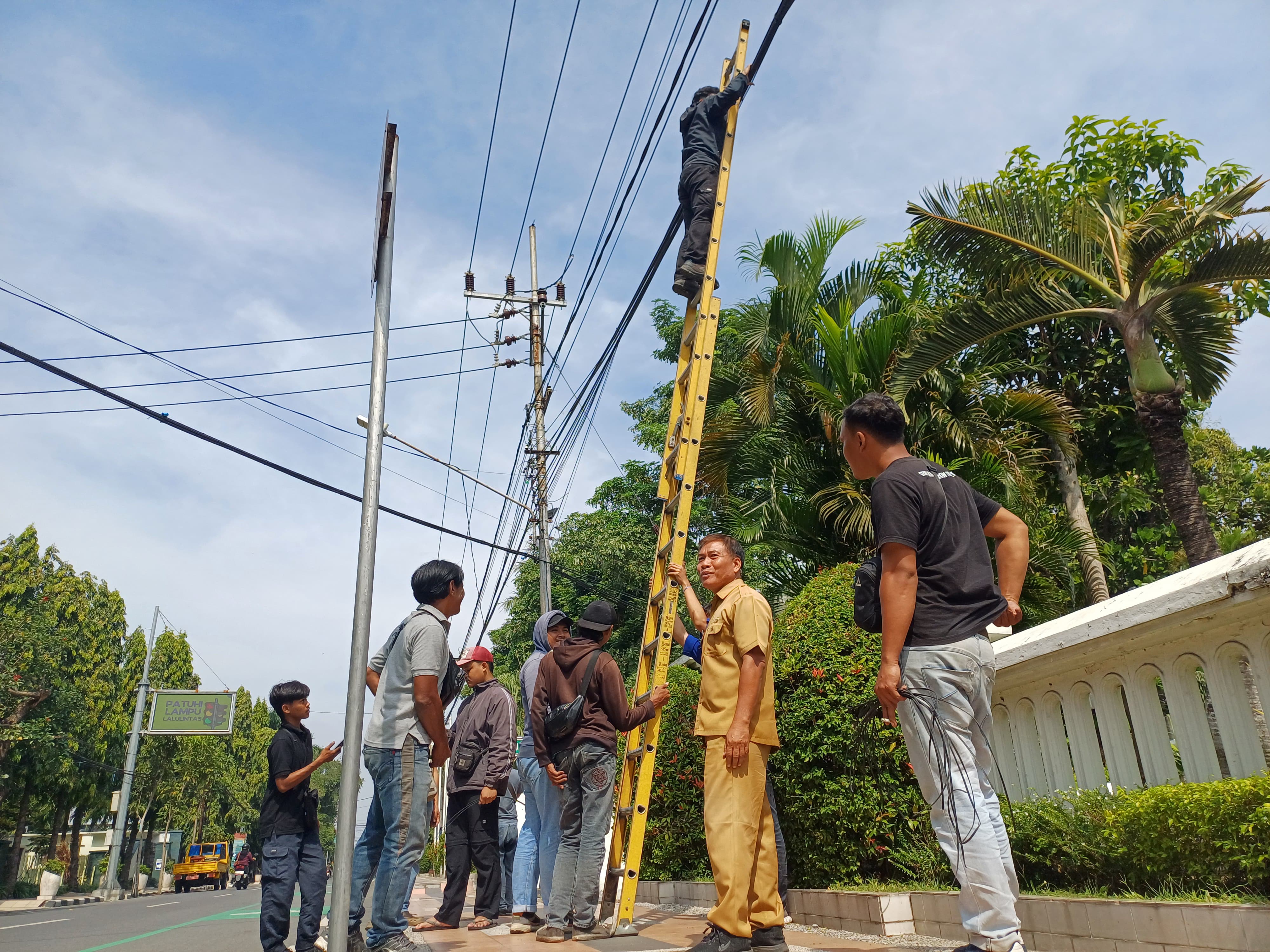 TINDAK TEGAS: Dinas PUPR Kota Kediri tertibkan tiang kabel di Jalan Basuki Rahmat.