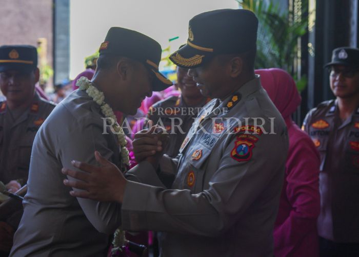 HANGAT: AKBP Bimo dan AKBP Bram saat prosesi pedang pora.