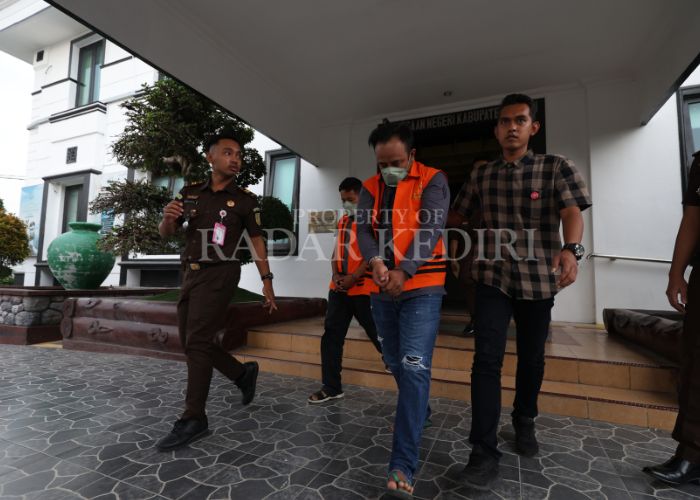 MENUNDUK: Tersangka kasus kredit fiktif mengenakan rompi oranye.