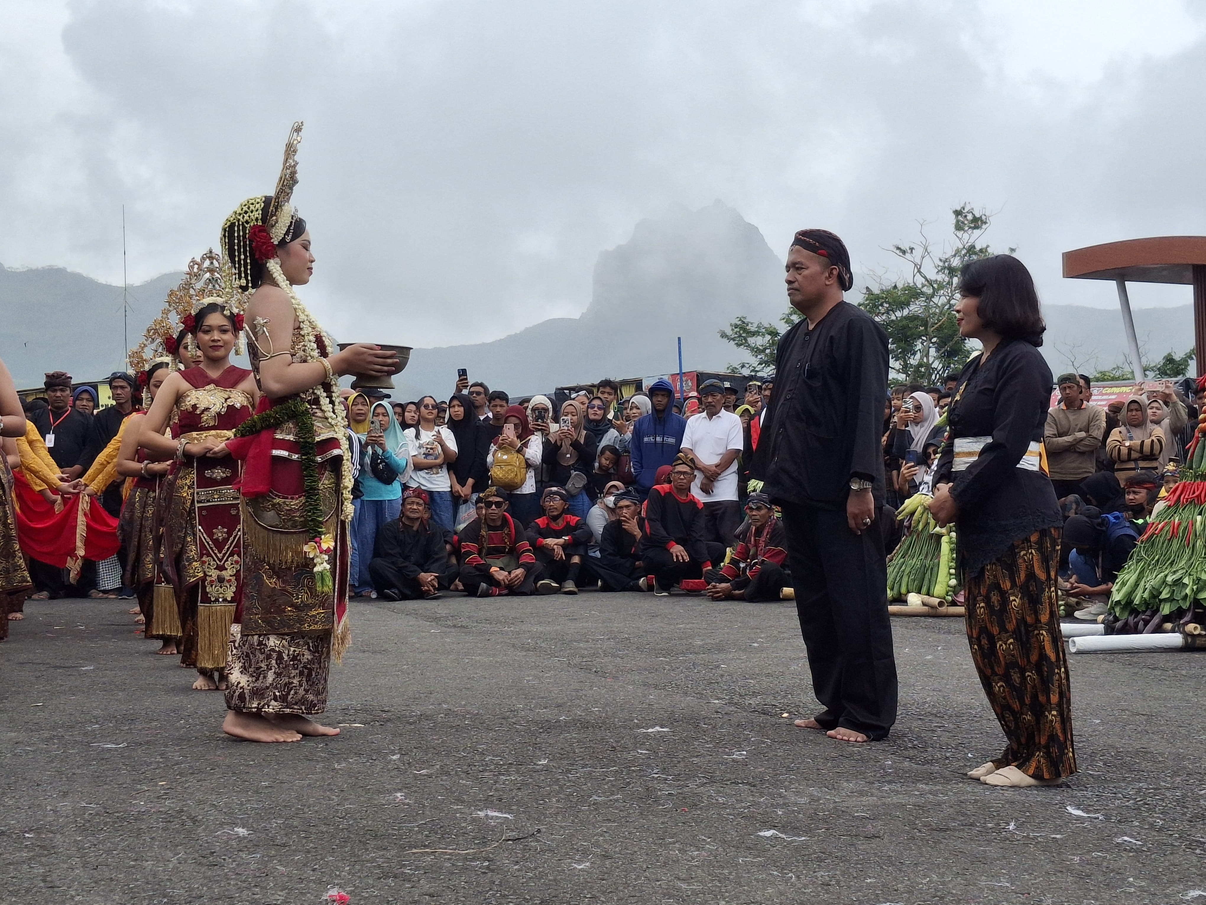 KEARIFAN LOKAL: Masyarakat di sekitar lereng Kelud menggelar ritual larung sesaji di kawah Gunung Kelud.