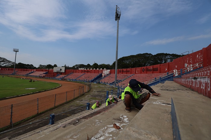 Sejumlah pekerja memulai pengecatan di area tribun Stadion Brawijaya. Rencananya, Dinas PUPR Kota Kediri juga akan memperbaiki ruang ganti pemain, kamar mandi, hingga melakukan top dressing lapangan.