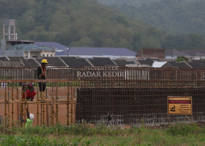 KEBUT PROYEK: Ilustrasi pekerja merampungkan proyek tol yang ada di Kota Kediri. Kini, pendataan untuk tahap II mulai bergulir.