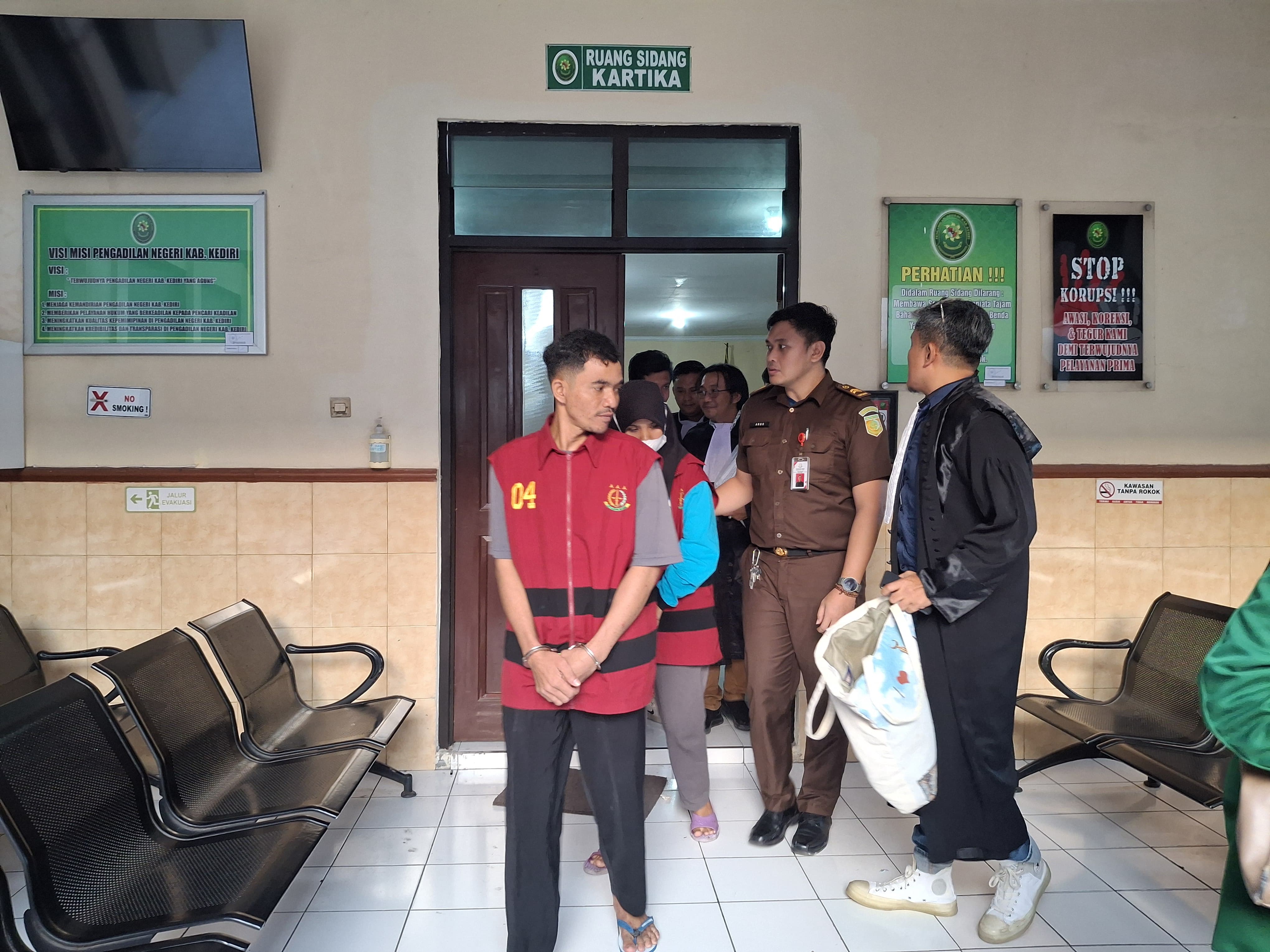 Danang dan istrinya usai menjalani persidangan.