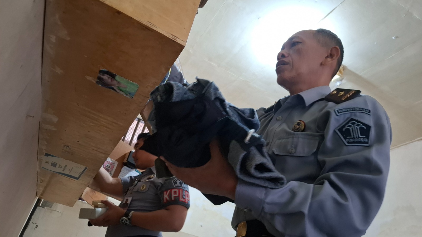 KETAT: Petugas LApas II A Kediri memeriksa barang milik warga binaan saat razia.