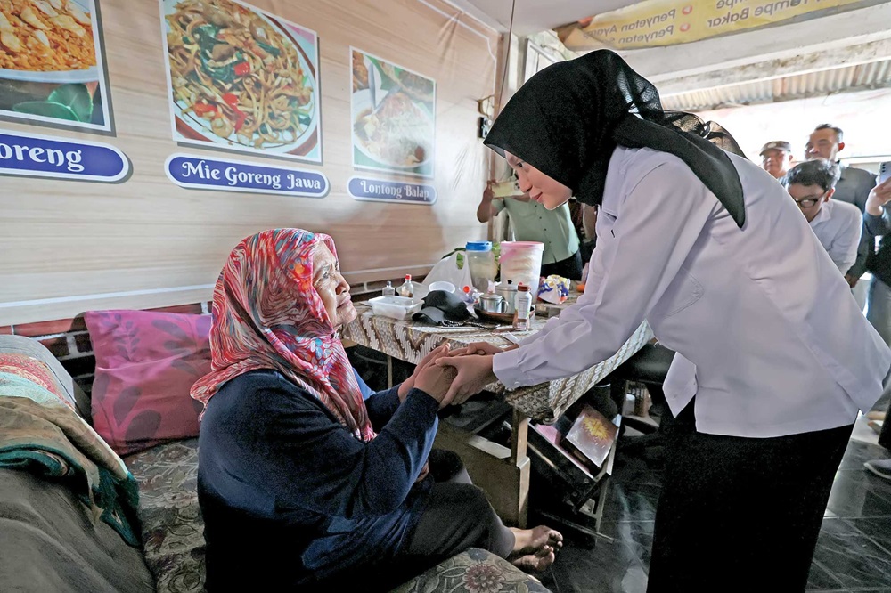 Wali Kota Vinanda Prameswati berbincang dengan Nurhayati usai menyerahkan bantuan. Dia juga meminta dinas perkim melakukan kajian untuk memperbaiki rumah yang terbakar