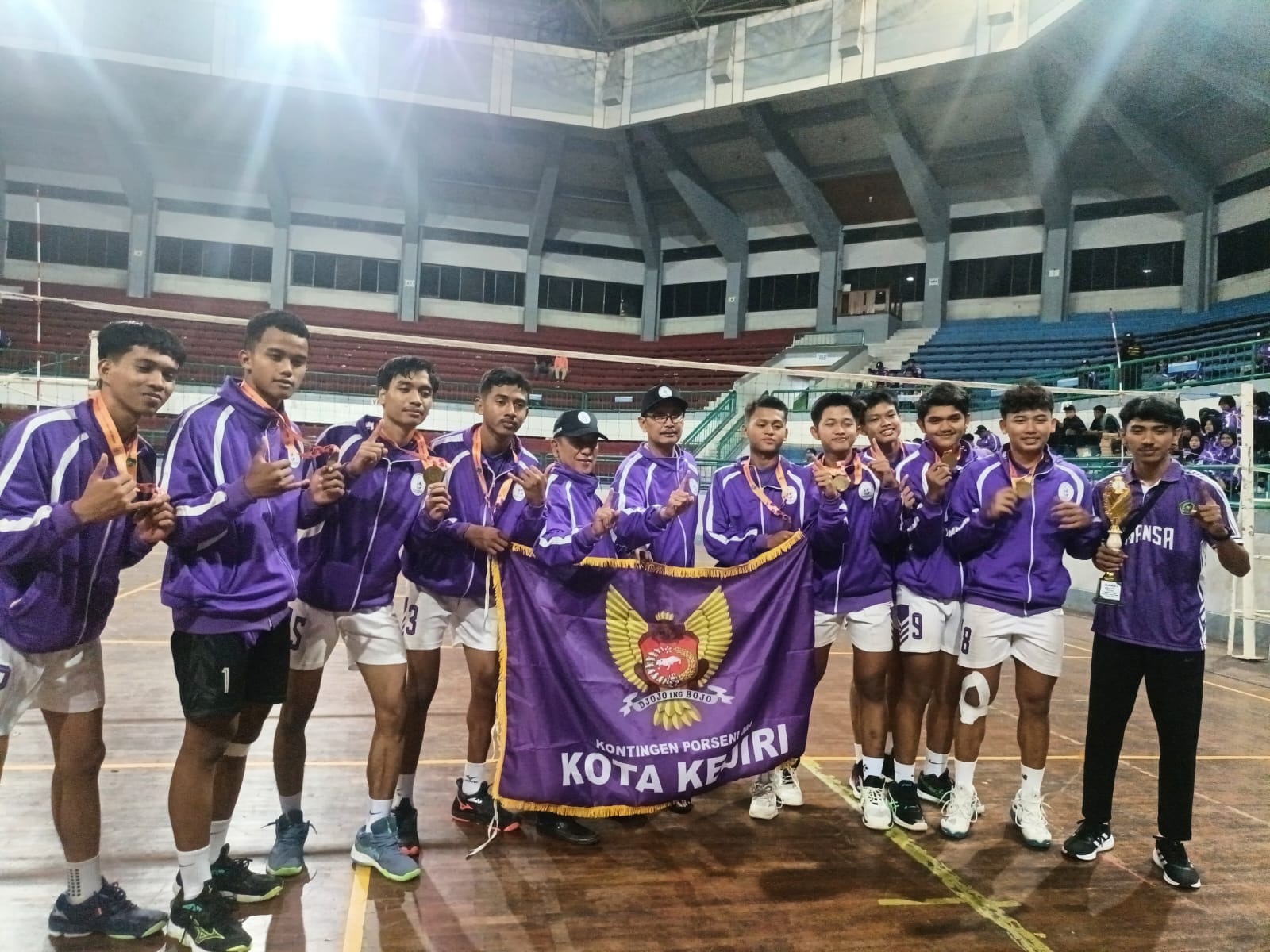 Tim voli putra dari MAN 1 Kota Kediri berhasil persembahkan medali emas untuk Kota Tahu di ajang Porseni Madrasah tingkat Jatim.