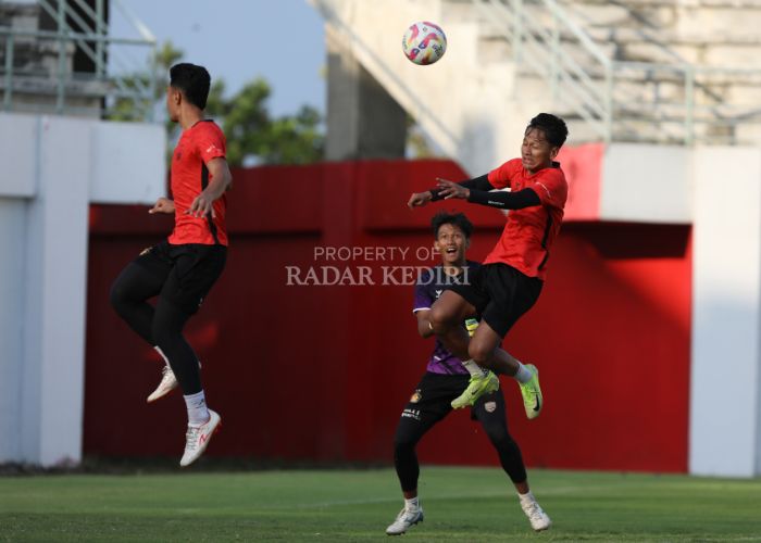 Yandi Sofyan berusaha menyundul bola saat latihan di GDJ.