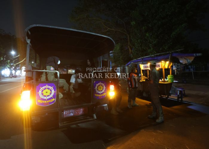 PATROLI RUTIN: Petugas Satpol PP Kabupaten Kediri rutin melakukan razia di Kawasan Simpang Lima Gumul (SLG).