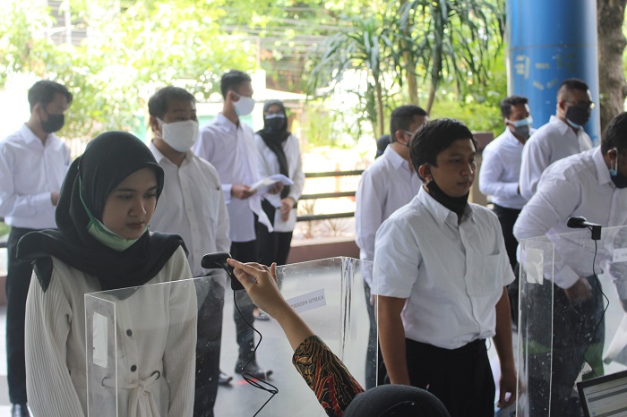 Honorer saat menjalani tes PPPK di Kediri.