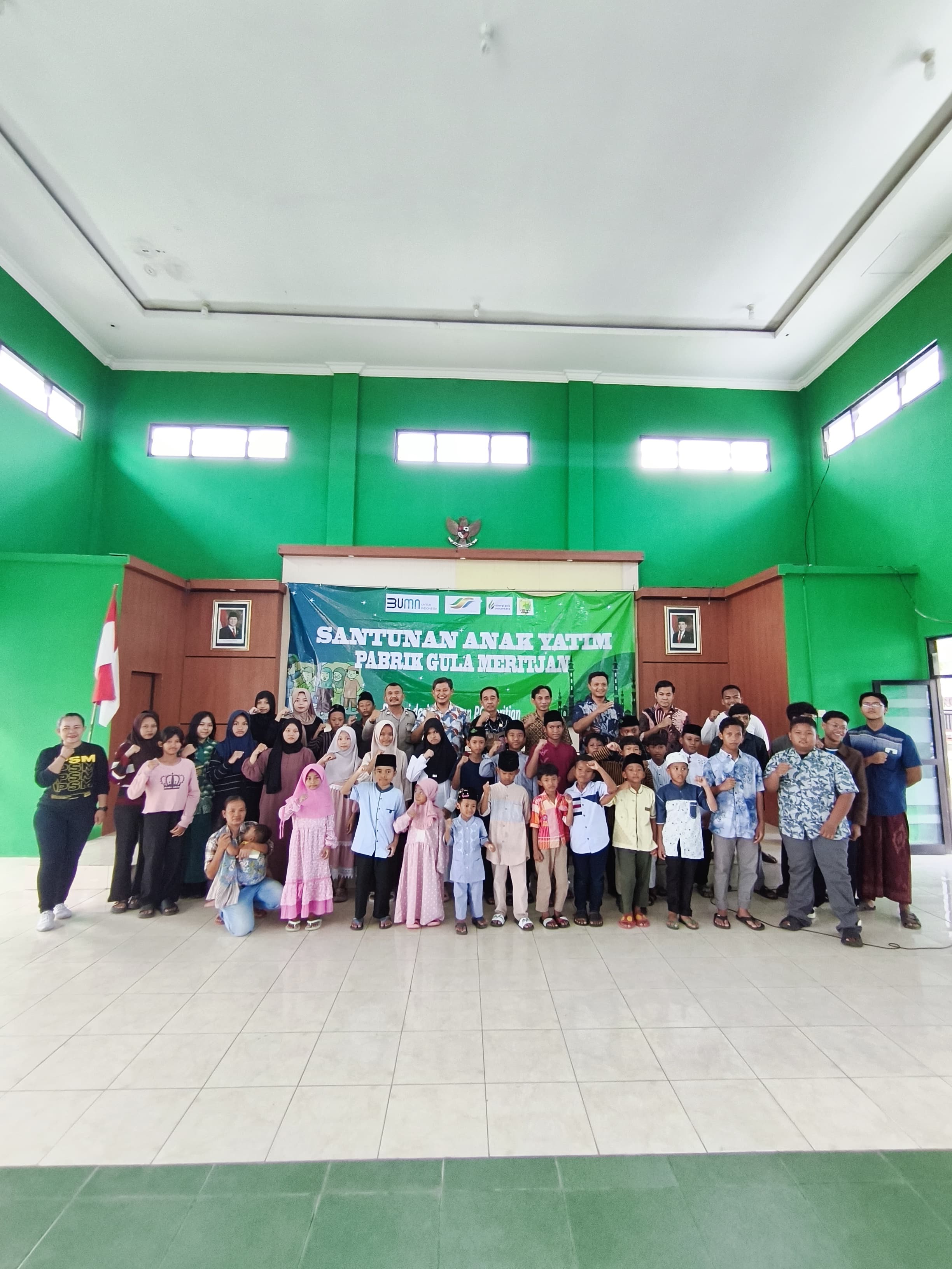 Manajemen PG Meritjan bersama anak yatim piatu.