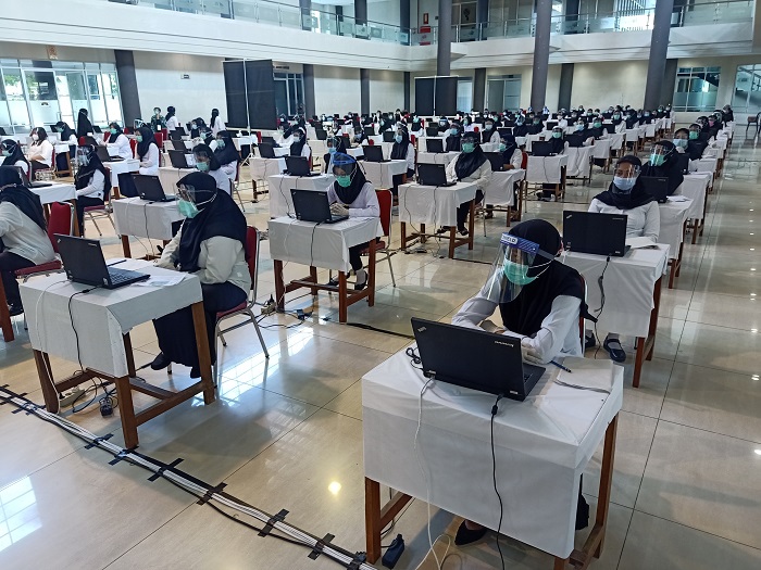 Honorer peserta PPPK saat mengerjakan tes di SLG Kediri.