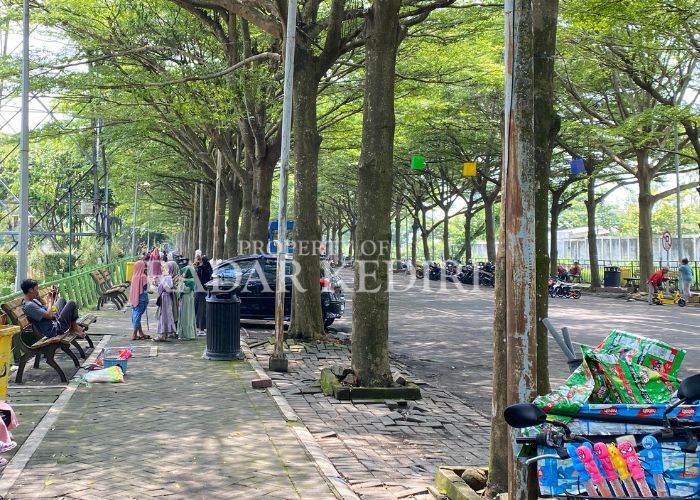 DAPAT SOROTAMN: Warga menikmati kawasan taman di area SLG Kediri.