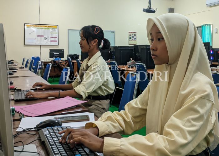 KONSENTRASI: Siswa SMKN 2 Kota Kediri uji coba perlengkapan komputer di ruang laboratorium.