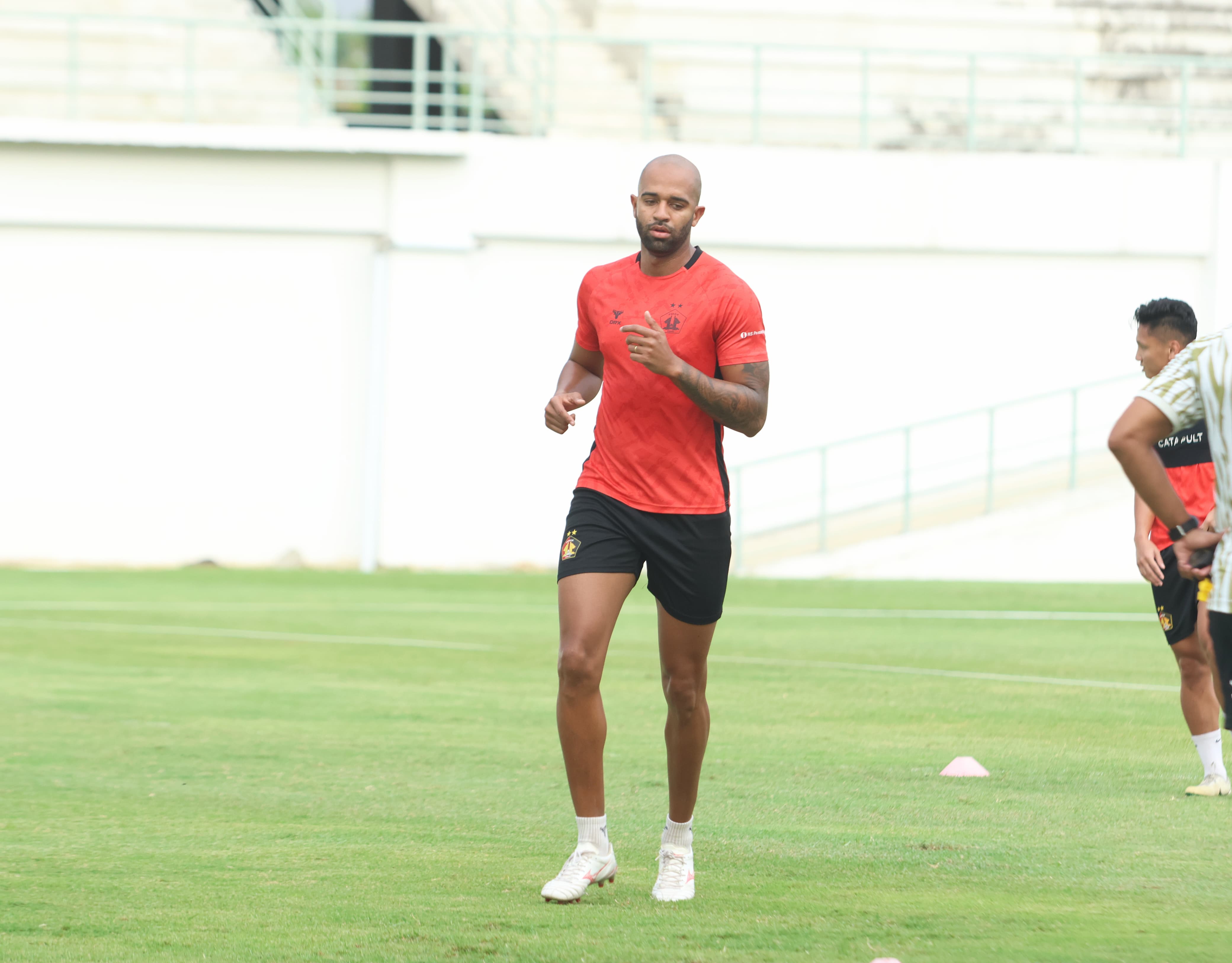 Lucas Gama, bek tengah Macan Putih.