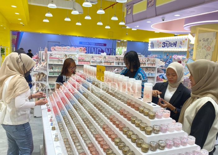 RAMAI: Pengunjung mal belanja kosmetik.