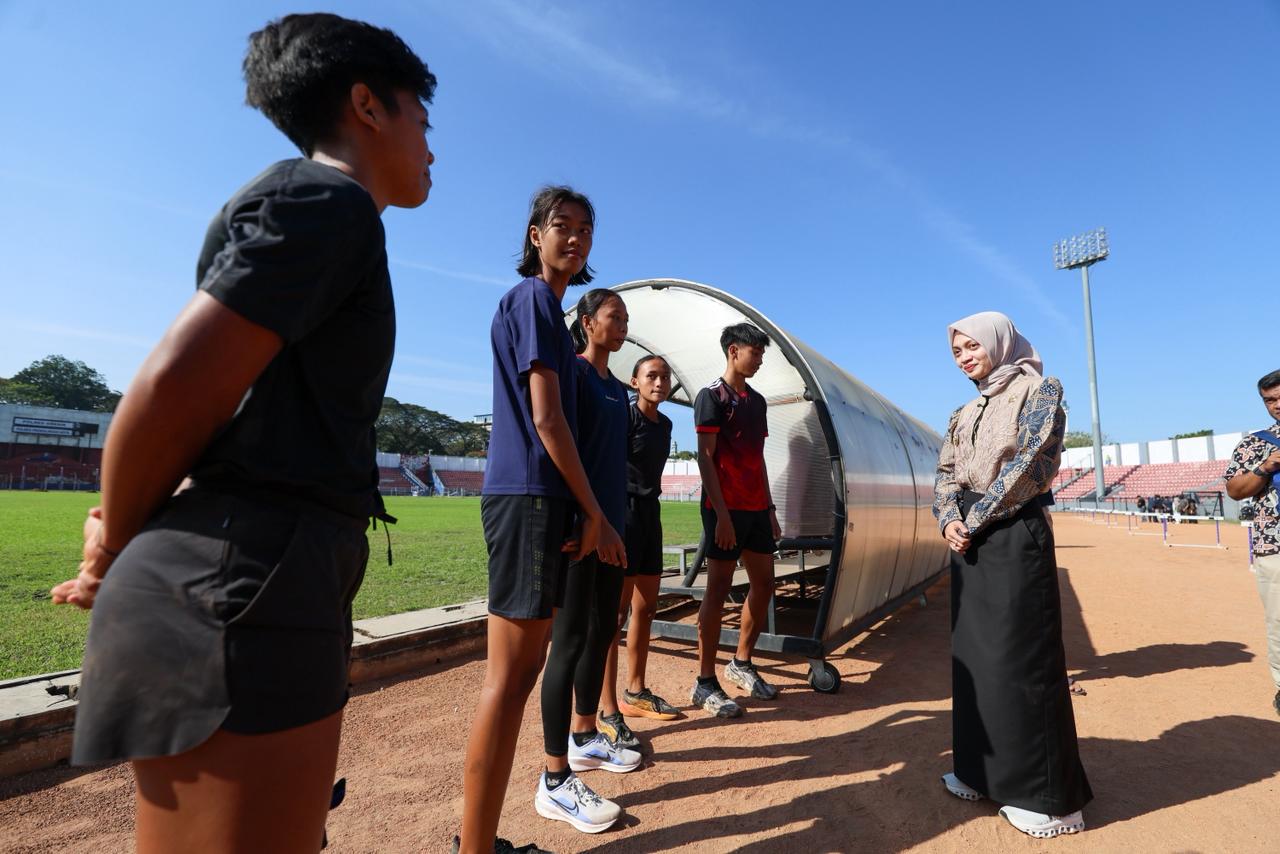 KEJAR TARGET: Vinanda cek Stadion Brawijaya. Dia berharap stadion selesai sebelum liga berjalan.