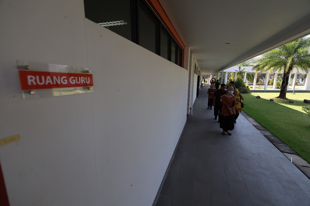 Wakil dari dinas-dinas di Pemkab Kediri meninjau persiapan Sekolah Rakyat.