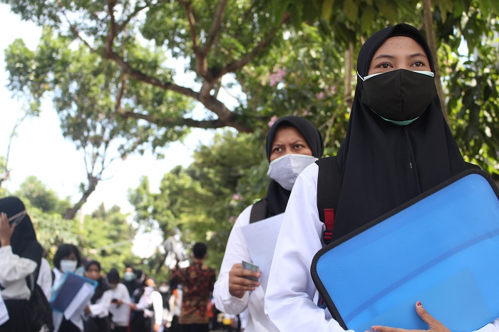 Honorer di Kediri saat akan menerima SK dari pemerintah.