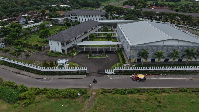 Sekolah Rakyat menyasar anak-anak dari keluarga miskin ekstrem hingga anak jalanan. Ini bangunan sekolah rakyat di Kediri.