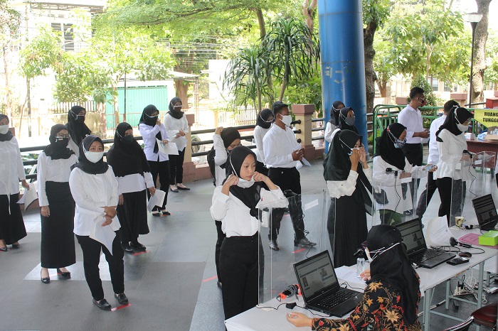 Honorer saat akan menjalani tes di Kediri.