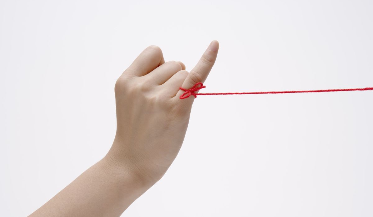 Hand Making a Pinky Promise with Red String Karya Aflo Images dari アフロ (Aflo), Canva