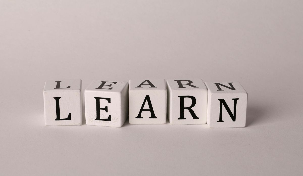 Learn Text on Dice Karya Ann H dari Pexels, Canva