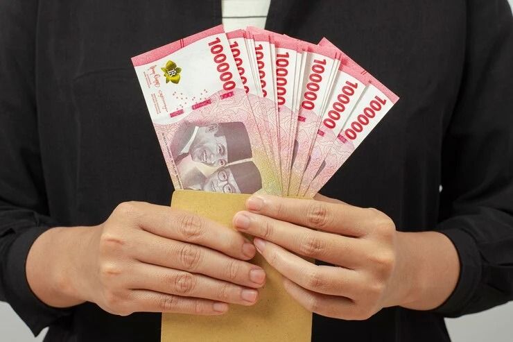Wakil Ketua MPR RI, Hidayat Nur Wahid, meminta Kementerian Sosial (Kemensos) bersikap tegas terhadap penerima bantuan sosial (bansos) yang terbukti menyalahgunakan dana bantuan untuk bermain judol.